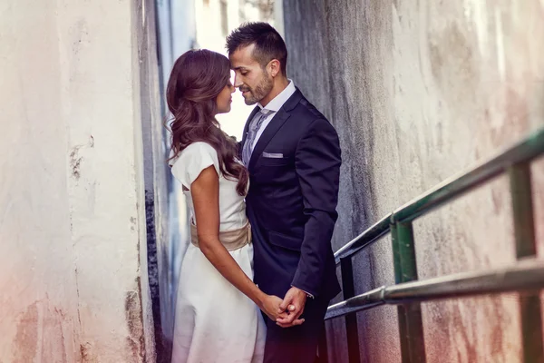 Appena sposati in background urbano — Foto Stock