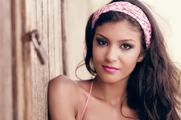 Atractiva mujer mixta con bufanda de pelo rosa — Foto de Stock