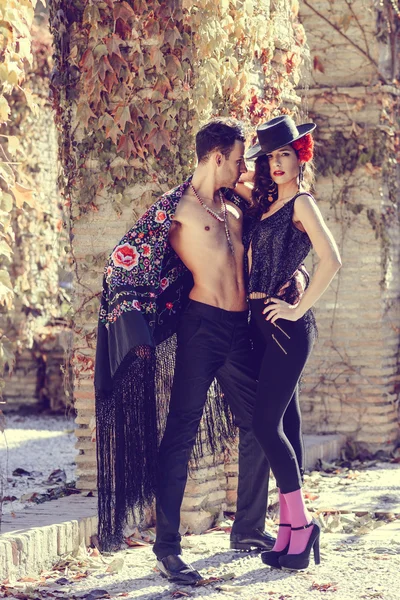 Mooie paar, modellen van de mode, dragen van Spaanse kleding — Stockfoto