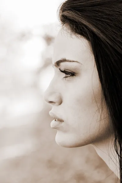 Young woman with green eyes in urban background — Stock Photo, Image