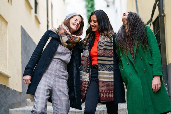 由三个快乐的女人组成的多种族群体一起走在户外 — 图库照片