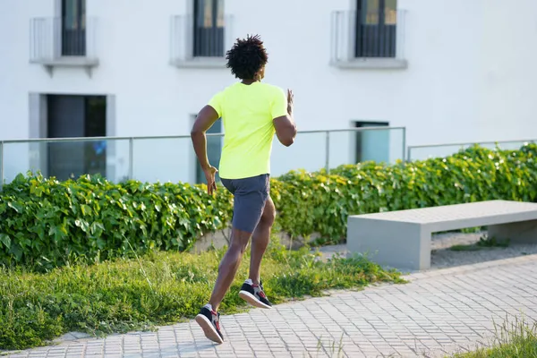 Schwarzer, athletischer Mann läuft in Stadtpark. — Stockfoto