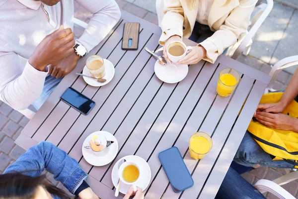 Vista superior de la gente bebiendo café, jugo y té sentado en la mesa en la terraza de un bar. — Foto de Stock