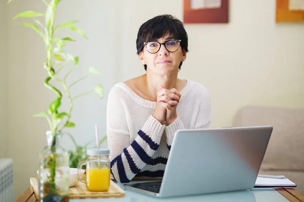 Kvinna distansarbete hemifrån med sin bärbara dator. — Stockfoto