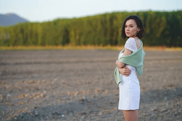 Mujer asiática, caminando por el campo, vistiendo un vestido blanco. — Foto de Stock