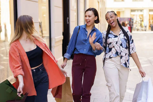 Glada unga skiftande damer som har roligt på gatan efter shopping — Stockfoto