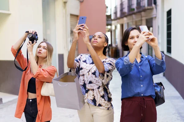 Elegante joven diversas mujeres tomando fotos durante las vacaciones en la ciudad vieja — Foto de Stock