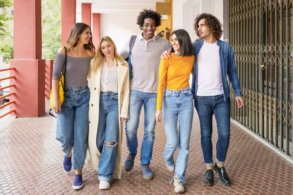 Grupo multiétnico de estudiantes caminando juntos en la calle. —  Fotos de Stock