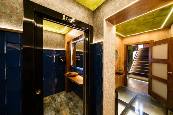 Interior de um banheiro em um restaurante de luxo — Fotografia de Stock