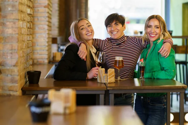 Glada kvinnor kramas under festen i baren — Stockfoto