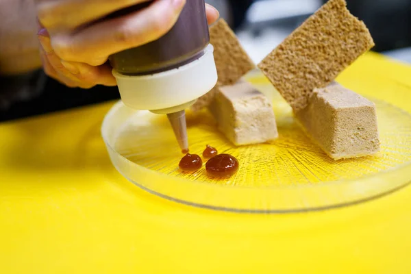 Crop chef chapeamento foie micuit com croutons crocantes no restaurante — Fotografia de Stock