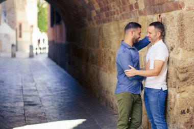 Eşcinsel çift açık havada romantik bir anda sarılıyor.