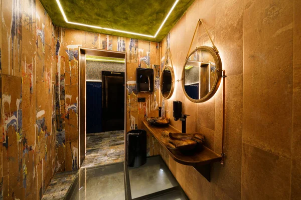 Interior de um banheiro em um restaurante de luxo — Fotografia de Stock