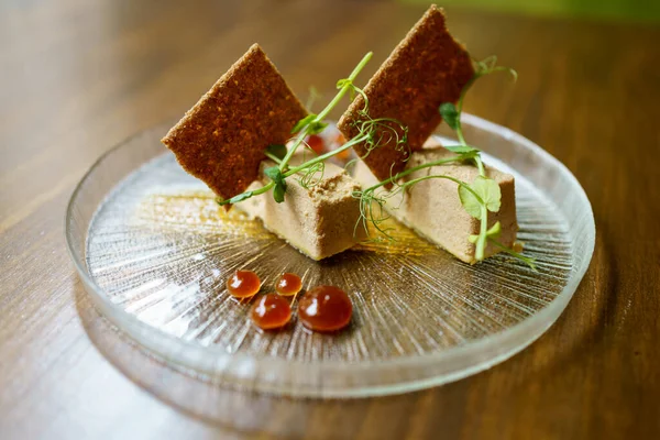 Plaat van foie micuit met krokante croutons en druppels marmelade. — Stockfoto