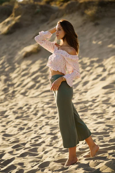 Genç ve güzel bir kadın kumsalda duruyor. — Stok fotoğraf