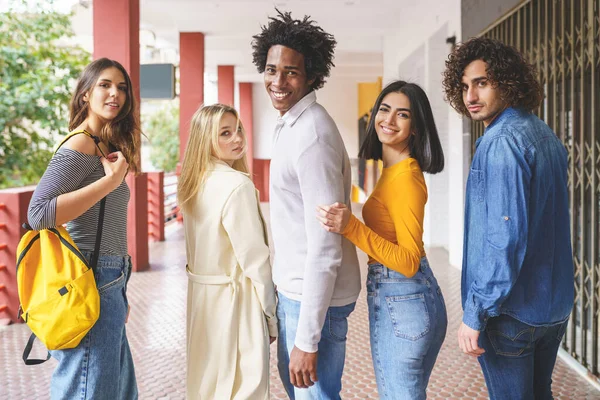 Alegre diversos amigos juntos en la ciudad — Foto de Stock