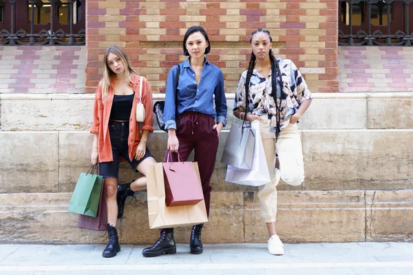 Moda diversas mujeres con bolsas de compras — Foto de Stock