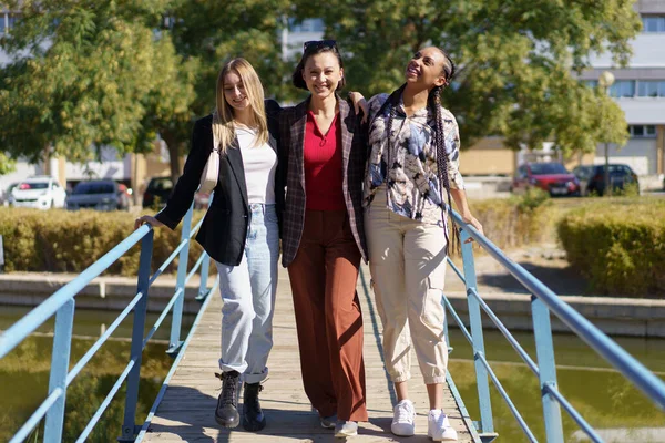 Lachende multiraciale vrouwen op voetgangersbrug — Stockfoto