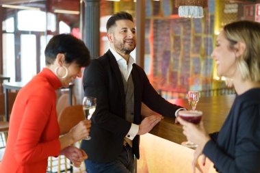 Neşeli dost canlısı insanlar lüks barda toplanıyor.