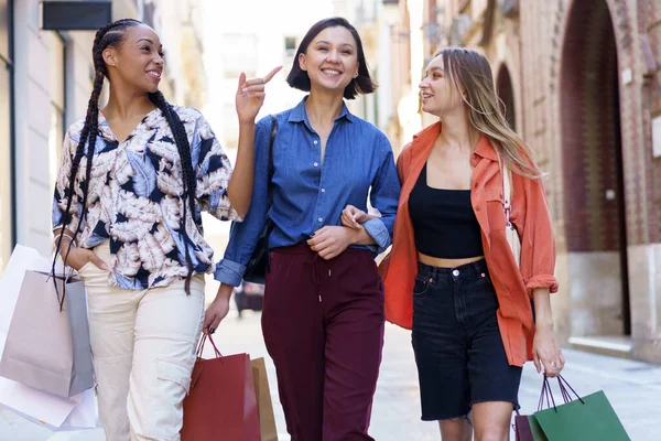 Alışveriş torbaları olan neşeli, çeşitli kadınlar.