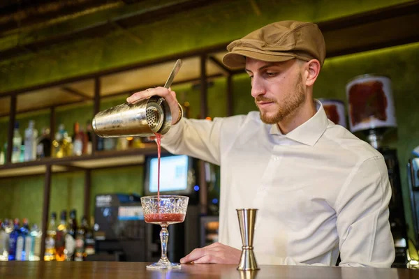 Barman vylévající koktejl do skla — Stock fotografie