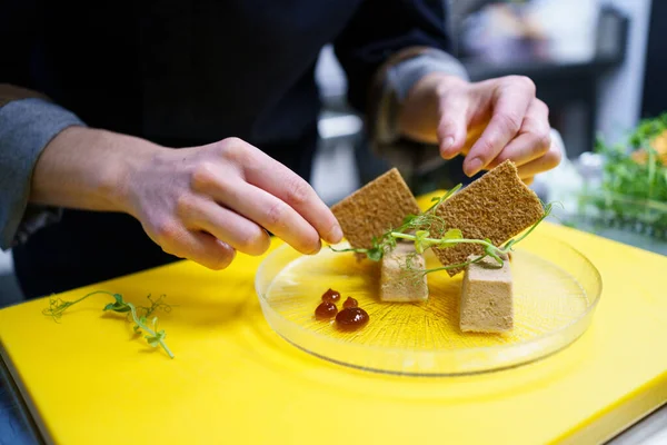 Oříznout šéfkuchař pokovování foie micuit s křupavé krutony v restauraci — Stock fotografie