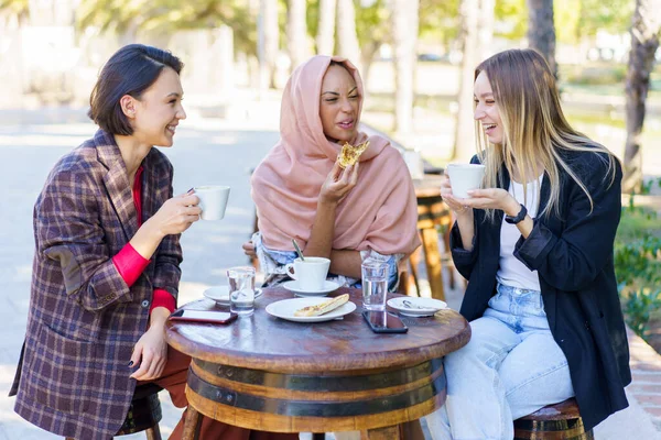Riendo diversas mujeres en la cafetería al aire libre —  Fotos de Stock