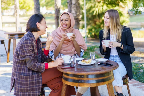 Deleitado diversas mujeres tomando café — Foto de Stock