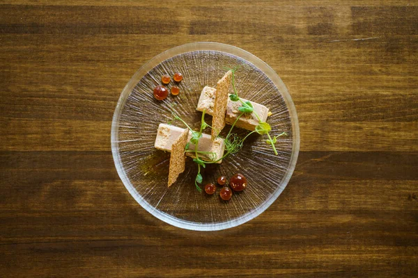 Vista superior da placa de foie micuit com croutons crocantes e gotas de marmelada. — Fotografia de Stock