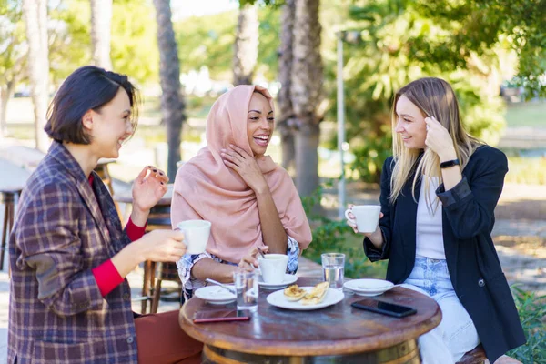 Alegres mujeres multirraciales tomando un descanso de café —  Fotos de Stock