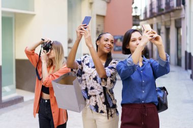 İçerideki çok ırklı arkadaşlar caddenin fotoğraflarını çekiyor