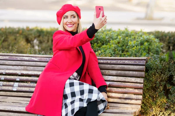 Mulher alegre tomando selfie no parque — Fotografia de Stock