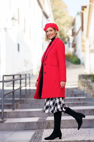 Stilvolle Frau geht auf Stufen — Stockfoto