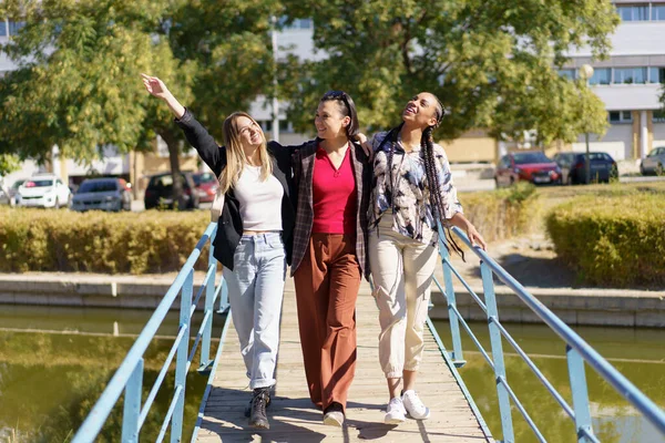 Mujeres positivas y diversas caminando por pasarela —  Fotos de Stock