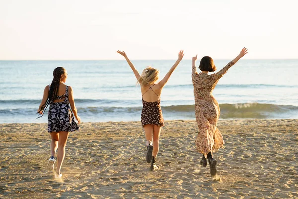 Denize doğru yürüyen yüzsüz kız arkadaşlar