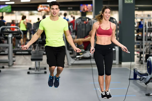 Man och kvinna träningspass med hoppa rep i crossfit gym — Stockfoto