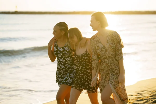 Delighted multiraciale vriendinnen lopen op de kust — Stockfoto