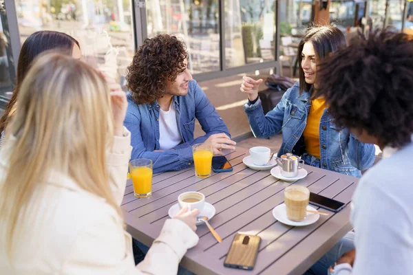 Grupo multiétnico de amigos tomando una copa juntos en un bar al aire libre. — Foto de Stock