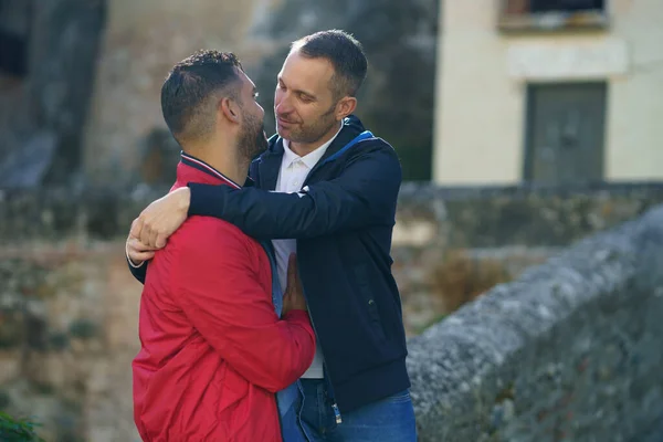 Couple of gay men embracing in city — ストック写真