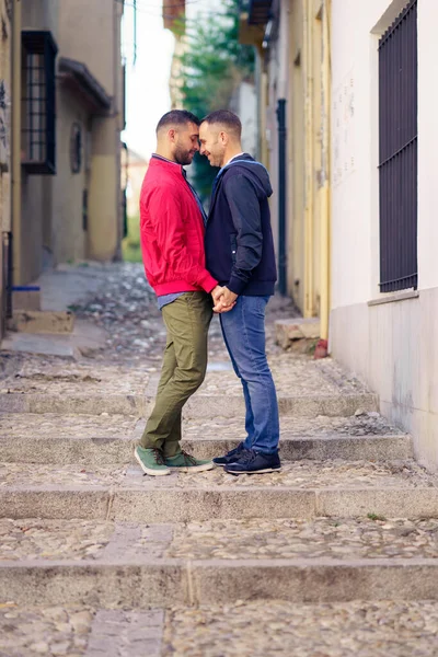 Homosexuella par i ett romantiskt ögonblick på gatan. — Stockfoto