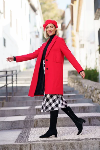 Lady in trendy outfit on street stairs — Stockfoto