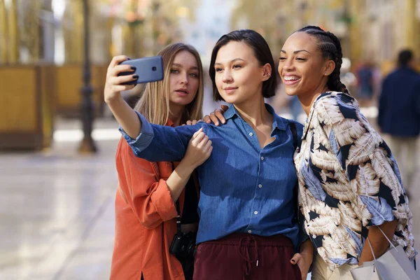 Fidanzate alla moda scattare selfie sulla strada — Foto Stock