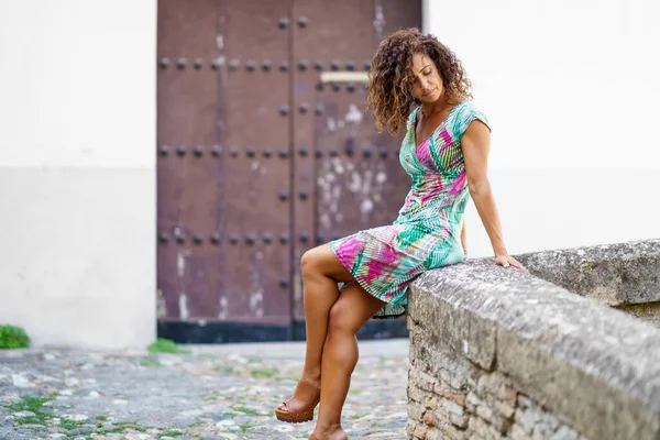 Mooie brunette middelbare leeftijd vrouw dragen lente kleurrijke jurk buiten — Stockfoto