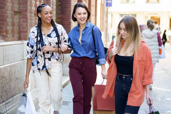 Innehåll Multiracial kvinnor med shoppingväskor — Stockfoto