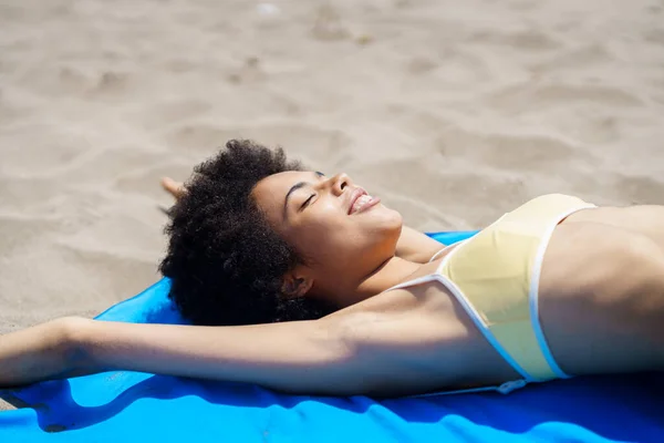 Mulher Negra Sorridente Deitada Areia Uma Praia Tropical Tomando Banho — Fotografia de Stock