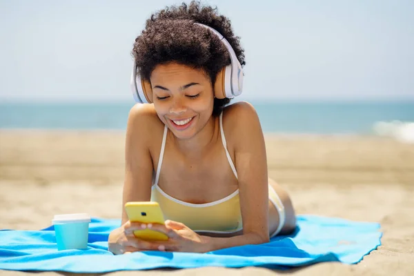 Glimlachende Zwarte Vrouw Liggend Een Handdoek Het Zand Het Strand — Stockfoto