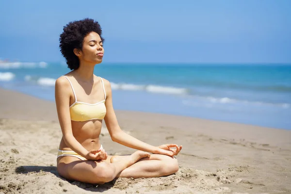 Black Woman Sitting Beach Doing Mindfulness Meditation Lotus Position Young — Stock Photo, Image