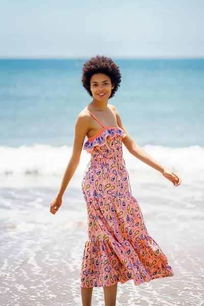 Boldog Fekete Nyári Ruhában Egy Trópusi Strand Homokján Sétál Lány — Stock Fotó