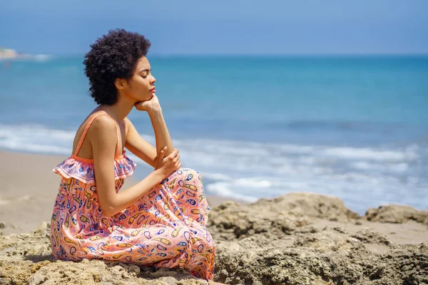 Ung Svart Kvinna Sitter Klippor Stranden Blundar Koppla Med Mindfulness — Stockfoto