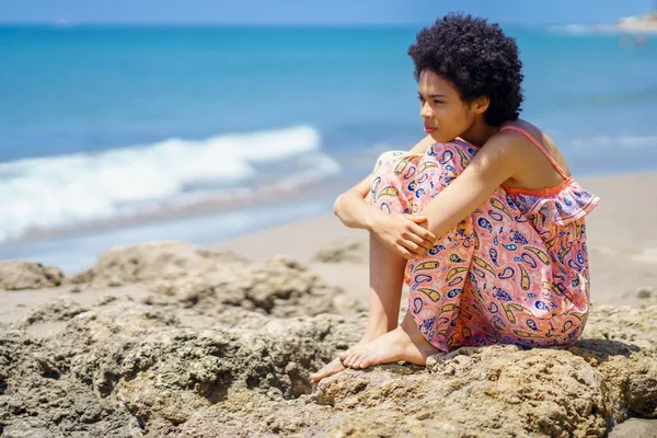 Молода Чорна Жінка Сидить Скелях Пляжі Дивлячись Море Сміливий Спосіб — стокове фото